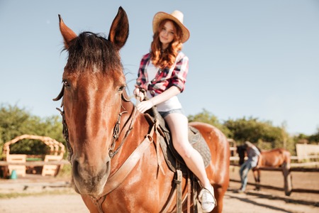 Brünette Reitet Wie Eine Cowgirl Brünette Reitet Wie Eine Cowgirl